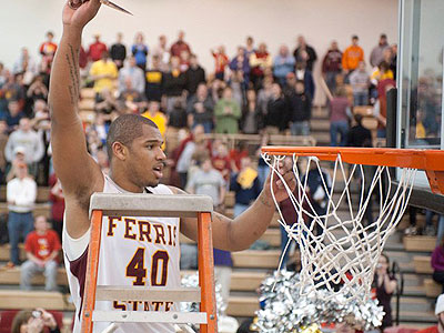 Justin Keenan cuts the nets after tthe Bulldogs clinched the GLIAC North crown on Saturday (Photo by Ed Hyde, FSU Photo Services)