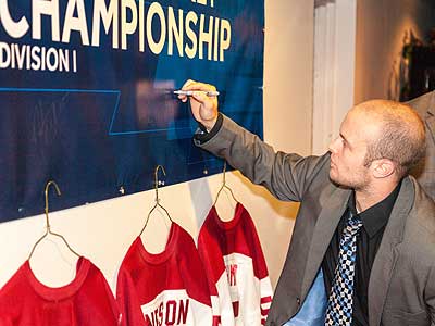Hockey Players To Sign Autographs & Take Pics